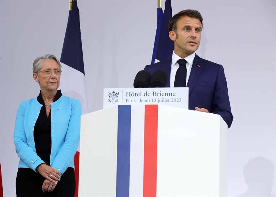 Foto de archivo primera ministra de Francia Elisabeth Borne (izquierda) junto a presidente de Francia Emmanuel Macron (derecha) EFE/EPA/Teresa Suarez