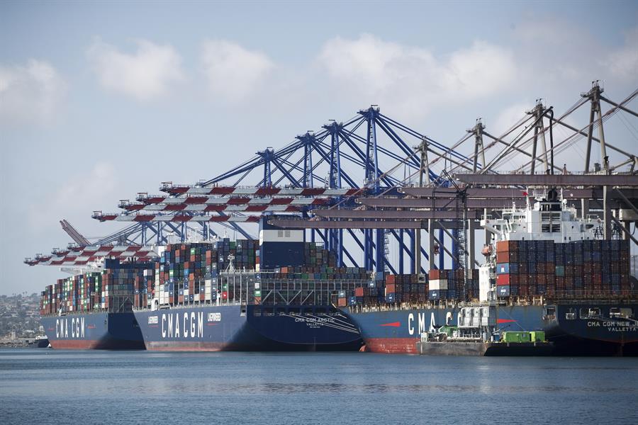 Buques portacontenedores atracados en los puertos de Los Ángeles y Long Beach en Long Beach, California, en una fotografía de archivo. EFE/EPA/Caroline Brehman