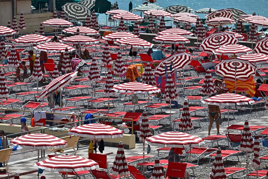 Bañistas buscan refugio del sol en una playa de Génova, Italia, el 20 de julio de 2023. EFE/EPA/LUCA ZENNARO