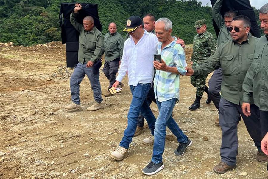 Fotografía cedida este domingo, 14 de enero, por la Presidencia de Colombia, en la que se registró al mandatario Gustavo Petro (c) al recorrer la zona del derrumbe de tierra que cubrió un tramo de la vía que une los departamentos de Chocó y Antioquia (oeste). EFE/Presidencia de Colombia