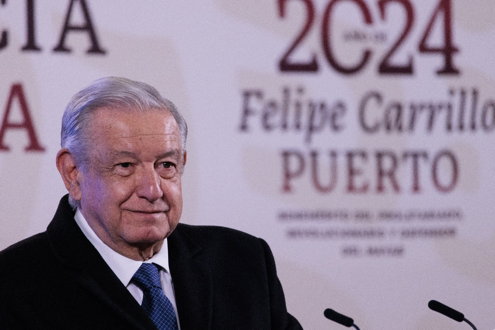 El presidente de México, Andrés Manuel López Obrador, habla durante su conferencia de prensa matutina hoy, en el Palacio Nacional en la Ciudad de México (México). EFE/José Méndez