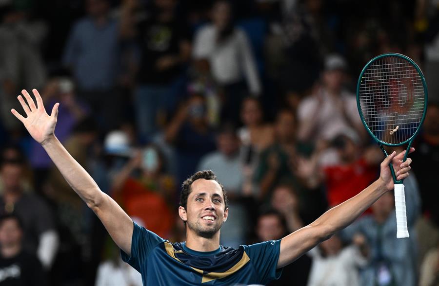 El colombiano Daniel Elahi Galan celebra su victoria contra el australiano Jason Kubler en el Abierto de Australia. EFE/EPA/JOEL CARRETT AUSTRALIA AND NEW ZEALAND