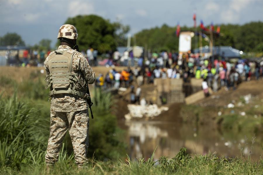 Miembros del Cuerpo Especializado en Seguridad Fronteriza Terrestre (Cesfront) de República Dominicana vigilan la orilla haitiana del río Masacre, en una fotografía de archivo. EFE/Orlando Barría