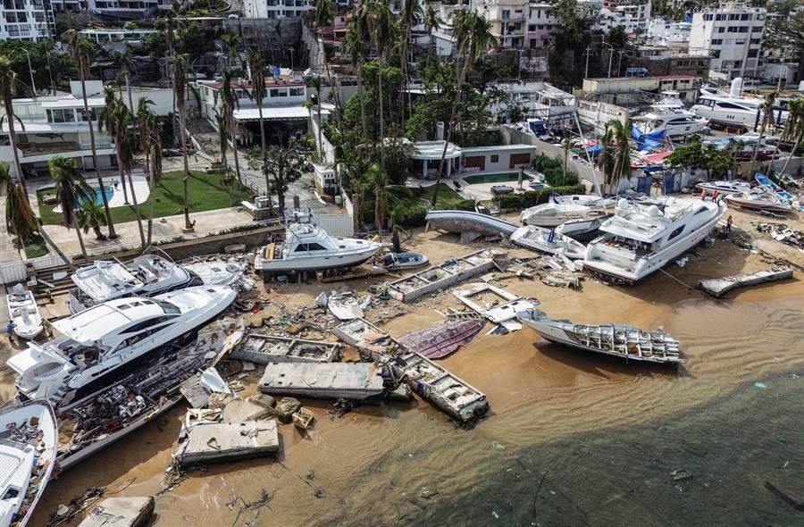 Fotografía aérea que muestra la contaminación marina ocasionada por derrame de combustibles y por los restos de embarcaciones destruidas, el 13 de enero de 2024, en Acapulco (México). EFE/ David Guzmán