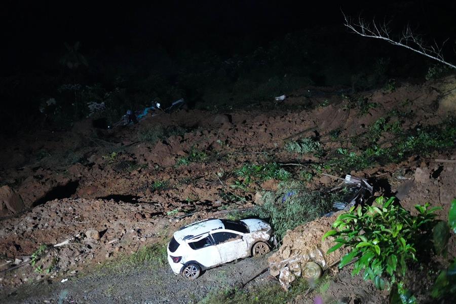 Fotografía cedida por la Gobernación del Chocó que muestra restos de vehículos y lodo en el lugar donde ocurrió un derrumbe, el viernes 12 de enero de 2024, en inmediaciones del municipio de Carmen de Atrato, departamento del Chocó (Colombia). EFE/ Gobernación del Chocó