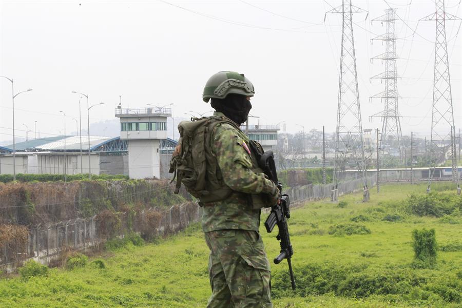 Un soldado del ejército ecuatoriano patrulla cerca al Centro de Privación de Libertad Zonal No. 8, el pasado el 14 de enero de 2023, en Guayaquil (Ecuador). EFE/ Carlos Durán Araújo