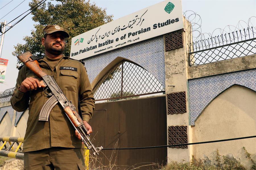 Un oficial de seguridad paquistaní vigila a las puertas del centro cultural iraní en Rawalpindi este viernes después de que el gobierno iraní afirmase haber atacado al grupo armado Yeish al Adlen un ataque aéreo y con drones el martes en la provincia de Baluchistán en Pakistán. EFE/ Sohail Shahzad