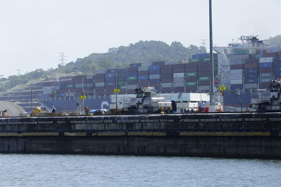 Un barco portacontenedores transita del Atlántico rumbo al Pacifico a través del Canal de Panamá, en una fotografía de archivo. EFE/Carlos Lemos