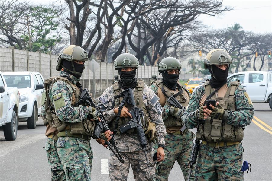 Un grupo de militares fue registrado el pasado 19 de enero al vigilar la Base Aérea de Guayaquil, tras la llegada de los familiares del líder criminal ecuatoriano José Adolfo Macías Villamar “Fito”, líder de la banda “Los Choneros”, en Guayaquil (Ecuador). EFE/Jonathan Miranda