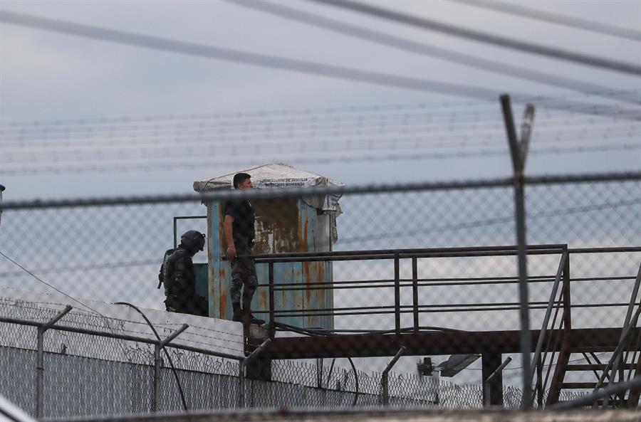 Agentes del servicio penitenciario vigilan desde una garita, en una fotografía de archivo. EFE/ José Jácome