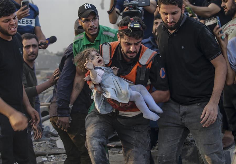 Una niña herida es rescatada bajo los escombros tras un ataque aéreo israelí sobre Ciudad de Gaza, el pasado 25 de octubre de 2023. EFE/Mohammed Saber