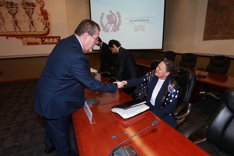 Fotografía cedida por la Presidencia de Guatemala que muestra al presidente Bernardo Arévalo de León mientras recibe a la fiscal general, Consuelo Porras Argueta, en la Casa Presidencial en Ciudad de Guatemala (Guatemala). EFE/Presidencia de Guatemala