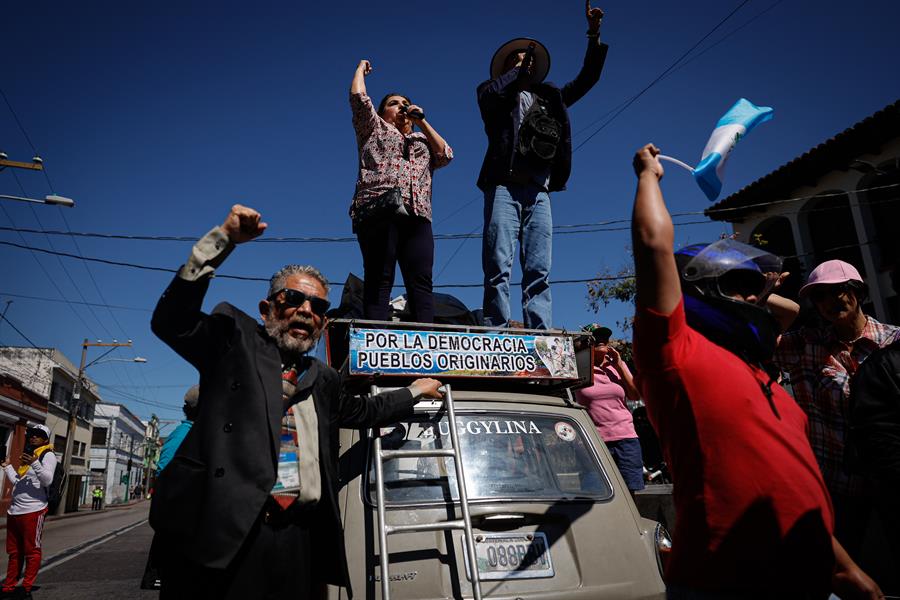 Un grupo de ciudadanos fue registrado este jueves, 18 de enero, al protestar contra la decisión de la Corte de Constitucionalidad, máximo tribunal de Guatemala, de anular la elección de la junta directiva del Congreso, encabezada por el oficialista Samuel Pérez, en Ciudad de Guatemala (Guatemala). EFE/David Toro