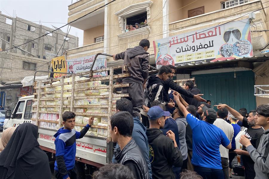 Un camión de distribución de ayuda en una calle de Rafah el 6 de diciembre de 2023. EFE/ Anas Baba