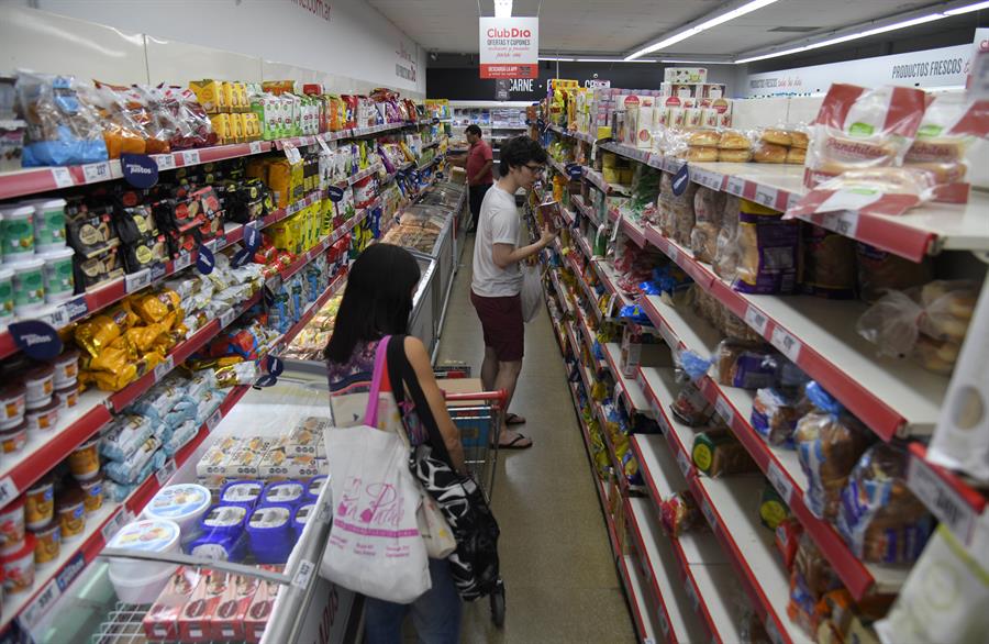 Personas hacen compras en un almacén de Buenos Aires (Argentina), en una fotografía de archivo. EFE/ Enrique García Medina