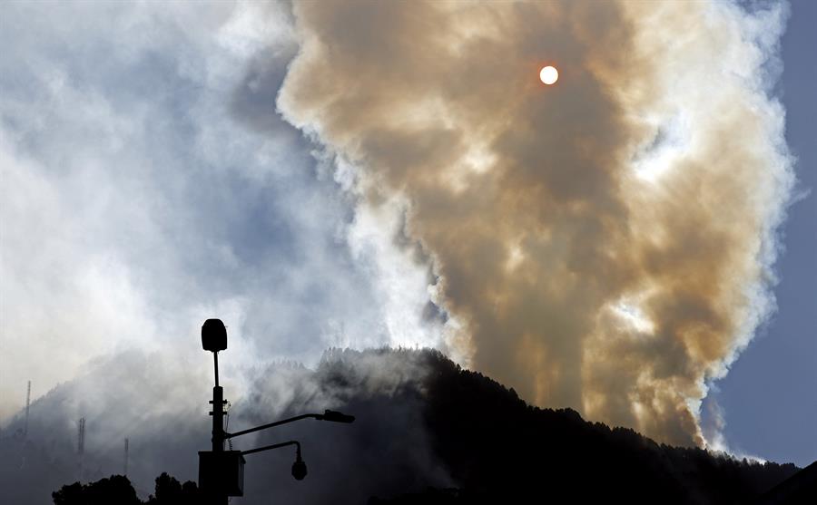 Fotografía de una columna de humo ocasionada por un incendio forestal hoy, en el cerro El Cable, en Bogotá (Colombia). EFE/ Mauricio Dueñas Castañeda