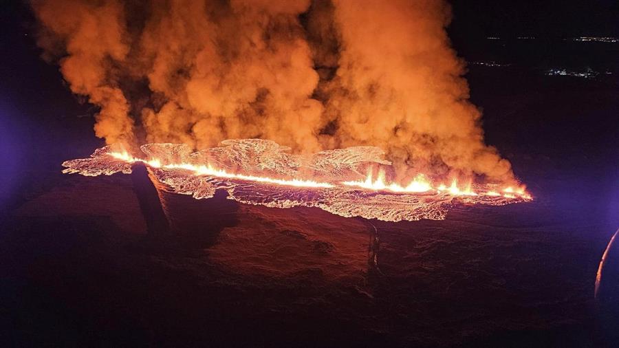 Una fotografía proporcionada por la Defensa Civil de Islandia muestra una erupción volcánica cerca de Grindavik, península de Reykjanes, Islandia, el 14 de enero de 2024, vista desde un helicóptero de la Guardia Costera. EFE/EPA/Iceland Civil Defense (almannavarnadeild) /