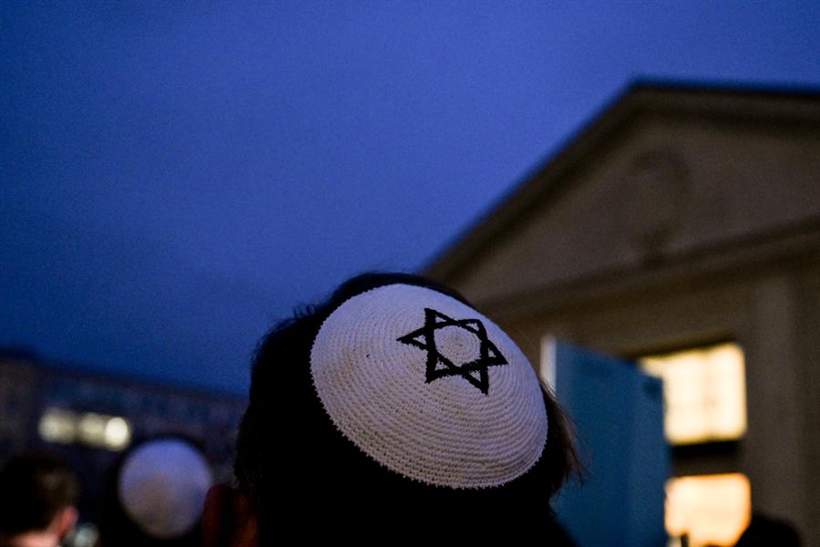 Un hombre usando un Kippah, en una fotografía de archivo. EFE/EPA/FIlip Singer