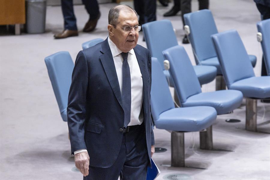 El ministro de Exteriores de Rusia, Serguéi Lavrov (2d), fue registrado este lunes, 22 de enero, en el Consejo de Seguridad de la ONU, en la sede de las Naciones Unidas, en Nueva York (NY, EUA). EFE/Justin Lane