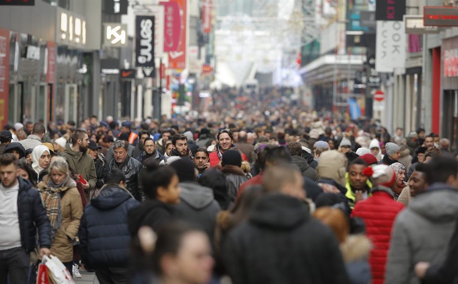 En la imagen de archivo, varias personas pasean por Rue Neuve, la calle principal de tiendas de Bruselas, Bélgica. EFE/Olivier Hoslet