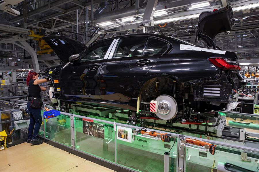 Fotografía de archivo fechada el 5 de septiembre de 2021, de una linea de producción de BMW, en su planta de armado de San Luis Potosí (México). EFE/ Carlos Ramírez