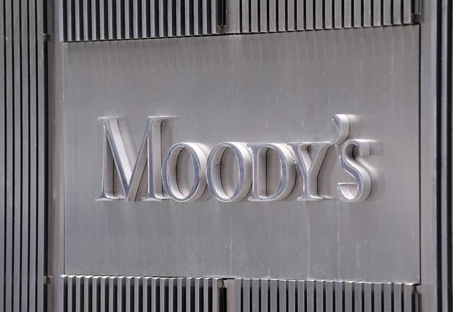 Imagen de archivo que muestra el logotipo corporativo de Moody's en las oficinas centrales de la agencia, en Nueva York (Estados Unidos). EFE/ANDREW GOMBERT