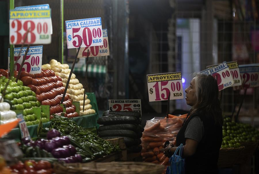 Una mujer compra verduras en el Mercado de Jamaica hoy, en Ciudad de México (México). EFE/ Isaac Esquivel