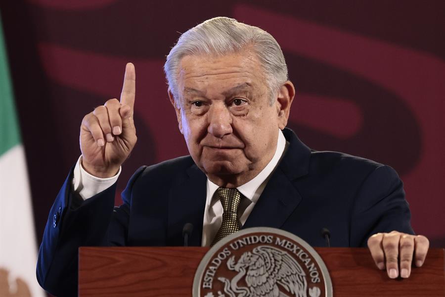 El presidente de México, Andrés Manuel López Obrador, ofrece su conferencia de prensa matutina hoy, en el Palacio Nacional de la Ciudad de México (México). EFE/ José Méndez