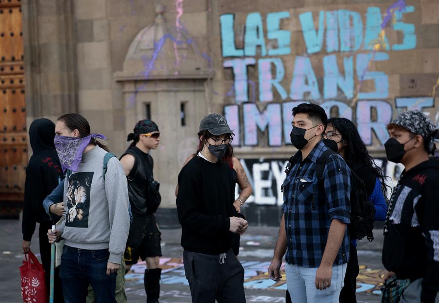 Una activista grita arengas durante una protesta de agrupaciones LGBTI hoy, en el Palacio Nacional de México, donde vive y trabaja el presidente Andrés Manuel López Obrador, tras la muerte de la activista y política Samantha Fonseca, la cuarta mujer trans asesinada en lo que va del año en el país, en Ciudad de México. EFE/ José Méndez