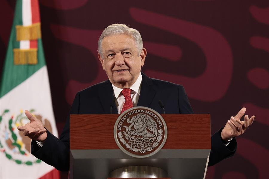 El presidente de México, Andrés Manuel López Obrador, habla durante su rueda de prensa matutina hoy, en el Palacio Nacional en la Ciudad de México (México). EFE/ José Méndez