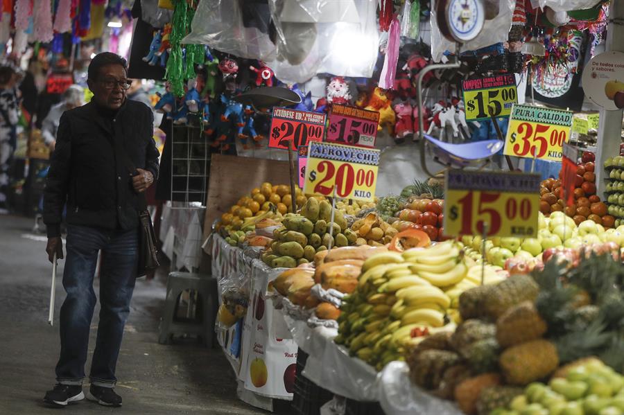 Un cliente camina por el Mercado de Jamaica, en Ciudad de México (México). Imagen de archivo. EFE/ Isaac Esquivel