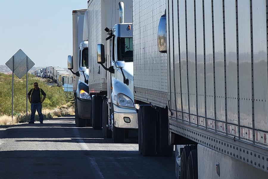 Tractocamiones hacen fila por el cruce de Santa Teresa (Nuevo México), en Ciudad Juárez, estado de Chihuahua (México). EFE/Luis Torres