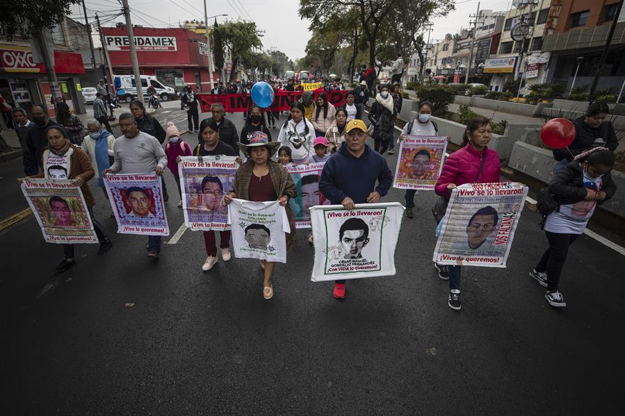 Fotografía de archivo de familiares y amigos de los 43 estudiantes desaparecidos de Ayotzinapa durante una peregrinación a la Basílica de Guadalupe, en la Ciudad de México (México). EFE/Isaac Esquivel