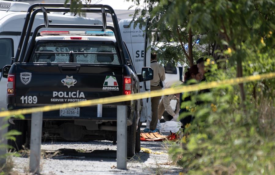 Peritos forenses de la fiscalía de el estado de Nuevo León trabajan en la zona donde hubo un tiroteo en el estado de Nuevo León (México). Imagen de archivo. EFE/Miguel Sierra