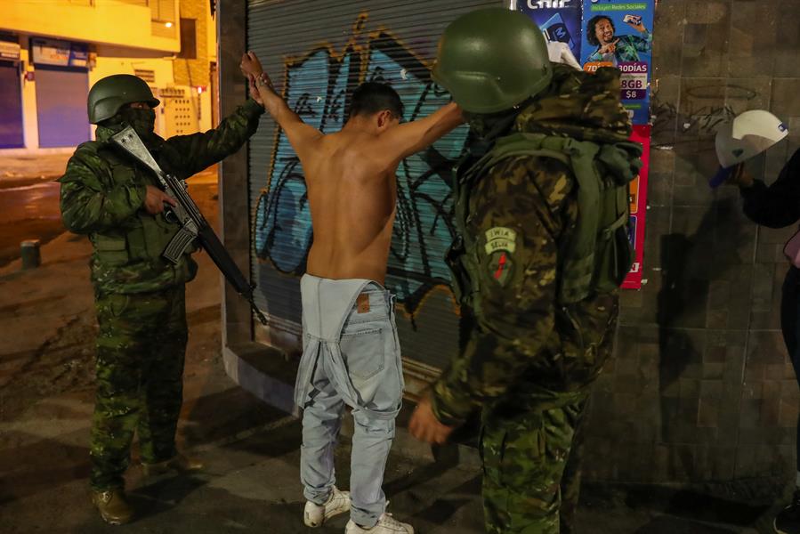 Militares ecuatorianos en un operativo de control de armas por las calles de la capital de Ecuador, en una fotografía de archivo. EFE/José Jácome