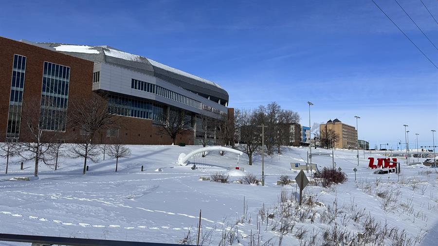 Fotografía de una zona urbana cubierta de nieve hoy, en Des Moines, Iowa (EE.UU.). EFE/ Octavio Guzmán