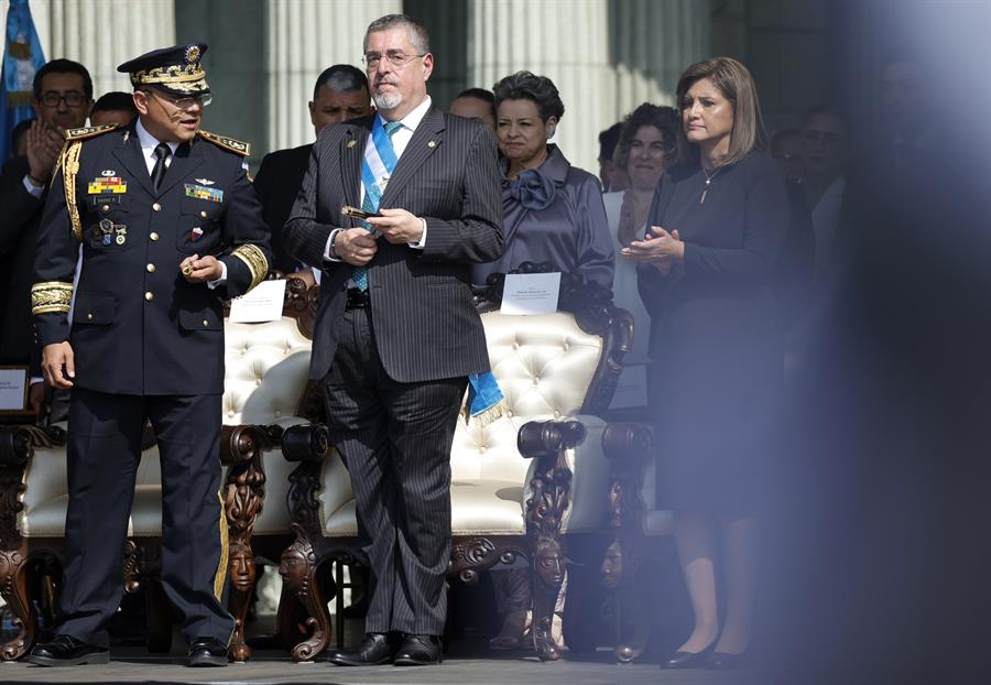 El presidente de Guatemala, Bernardo Arévalo de León (c), junto a la vicepresidenta Karin Herrera (d), y el ministro de la Defensa, Henry Sáenz Ramos (i), este 15 de enero de 2023. EFE/ David Toro