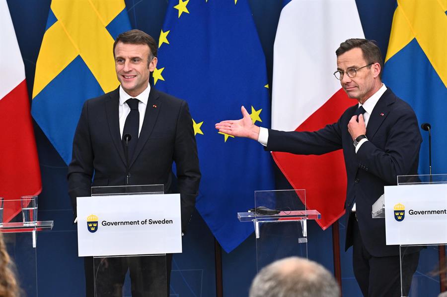 El presidente francés Emmanuel Macron (izquierda) y el primer ministro sueco Ulf Kristersson celebran una conferencia de prensa. EFE/EPA/Claudio Bresciani.