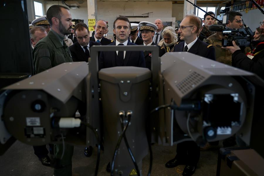 El presidente francés Emmanuel Macron con miembros de una brigada de vigilancia para los Juegos Olímpicos de París 2024 durante una visita a la base naval de Cherburgo (Francia) EFE/EPA/Christophe Petit-Tesson/ Pool