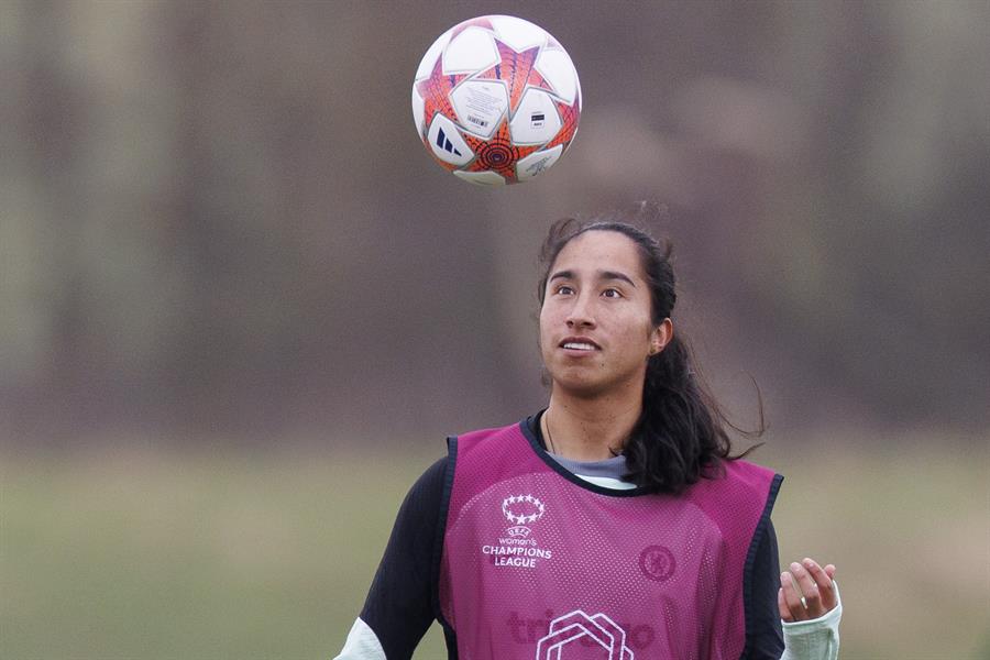 La nueva jugadora del Chelsea, la colombiana Mayra Ramírez, en su primer entrenamiento con el Chelsea. EFE/EPA/TOLGA AKMEN