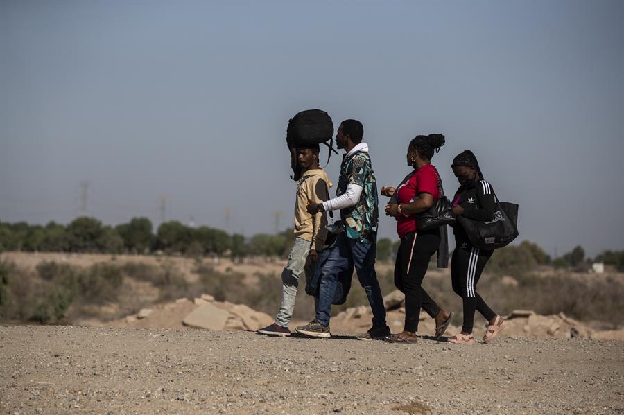 Migrantes intentan cruzar la frontera entre México y EUA, en busca de asilo, en una fotografía de archivo. EFE/ Etienne Laurent