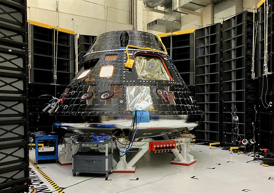 Fotografía de la cápsula Orión para la misión Artemis II, en el Centro Espacial John F. Kennedy, de Cabo Cañaveral, en Florida (EUA), en una fotografía de archivo. EFE/ Ana Mengotti