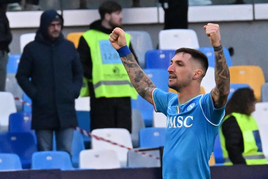 El delantero del Nápoles Matteo Politano celebra su gol durante el partido de la Serie A que han jugado SSC Napoliy US Salernitana en el “Diego Armando Maradona” de Nápoles) EFE/EPA/CIRO FUSCO