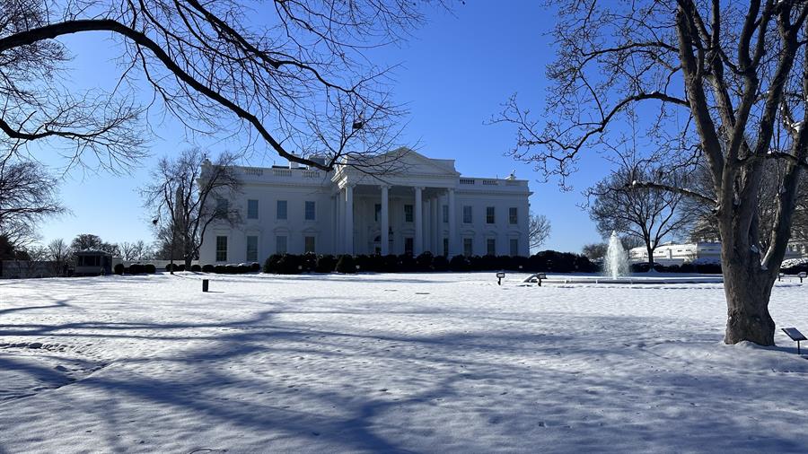 Registro general este martes, 16 de enero, de la Casa Blanca, después de la primera nevada del año, en Washington DC (EUA). EFE/Octavio Guzmán