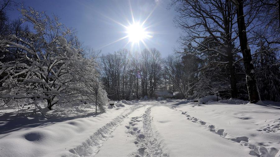 Fotografía de archivo de un manto de nieve en Burke, Virginia, en Estados Unidos. EFE/SHAWN THEW