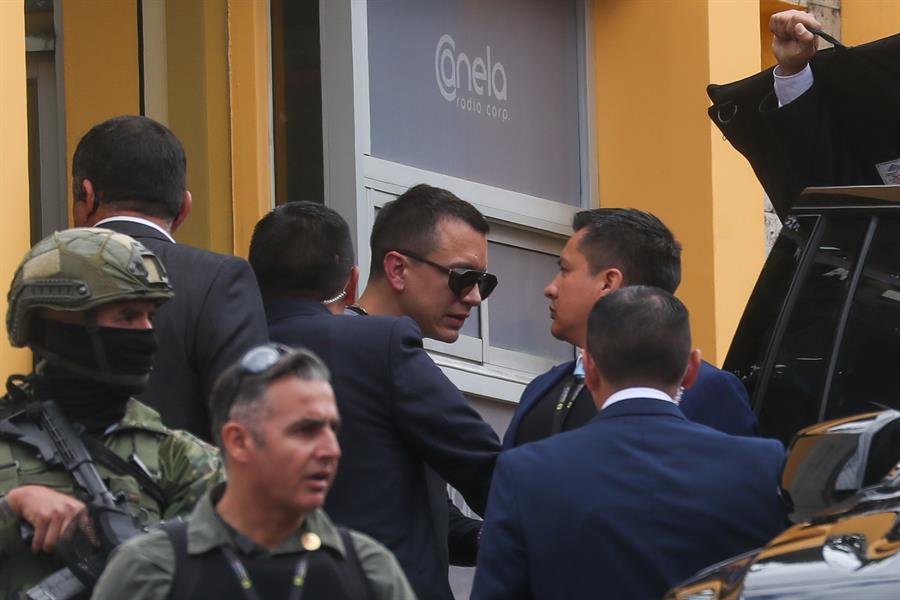 El presidente de Ecuador, Daniel Noboa (c), fue registrado este miércoles, 10 de enero, a su salida de una estación de radio, donde ofreció declaraciones sobre la reciente ola de violencia en el país, en Quito (Ecuador). EFE/José Jácome