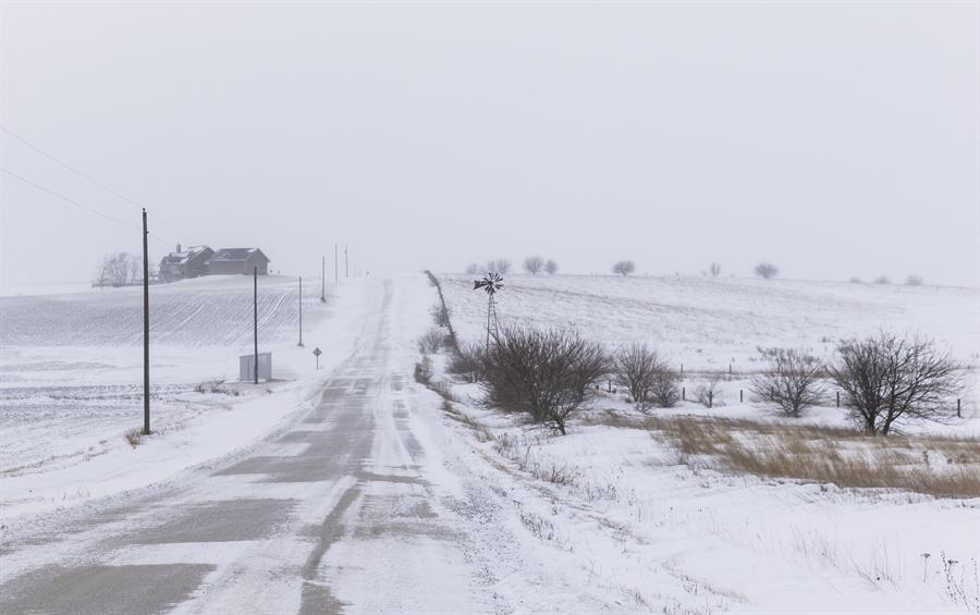 Vista de una calle cubierta con nieve tras una tormenta, en Adair County, Iowa, el 13 de enero de 2024. EFE/ Justin Lane