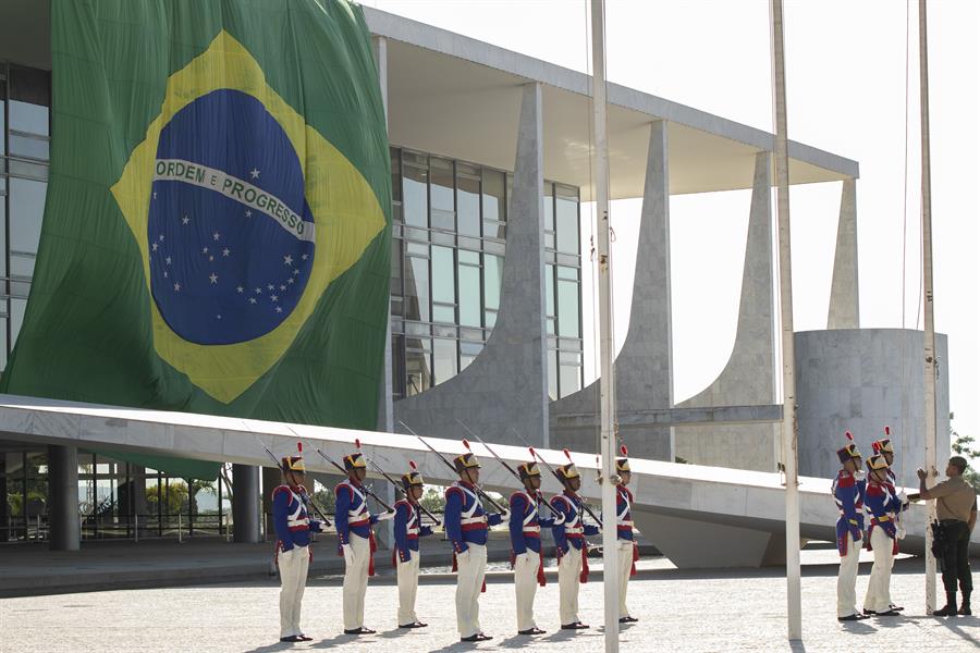 Fotografía de archivo de una bandera nacional de Brasil gigante colocada en los arcos del Palacio do Planalto, en Brasilia (Brasil). EFE/ Joédson Alves