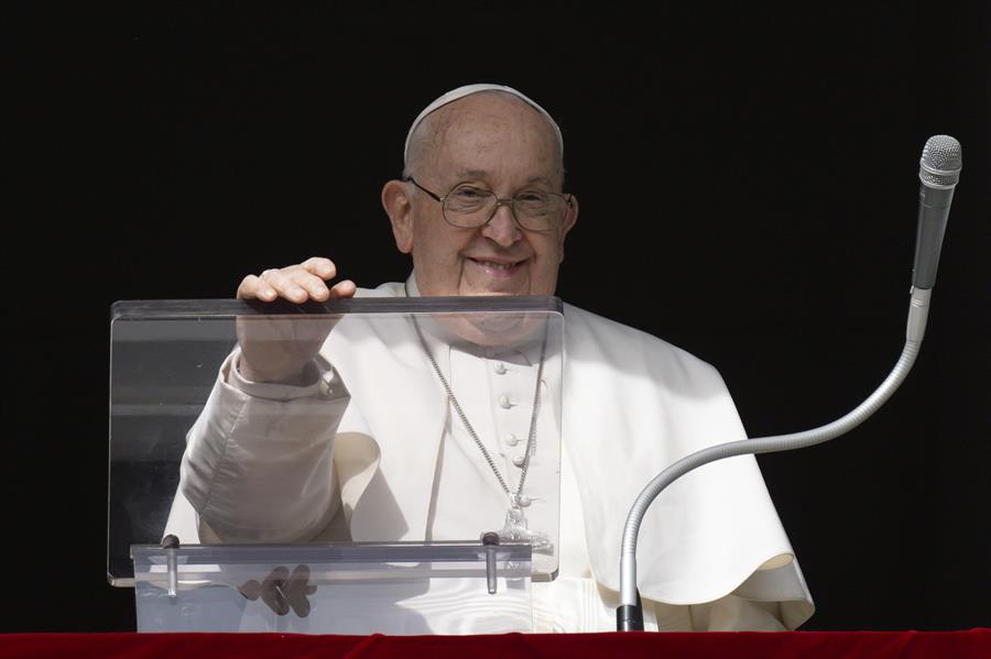 El papa Francisco dirige la oración del Ángelus desde la ventana de su oficina con vistas a la Plaza de San Pedro, Ciudad del Vaticano, el 14 de enero de 2024. EFE/EPA/VATICAN MEDIA