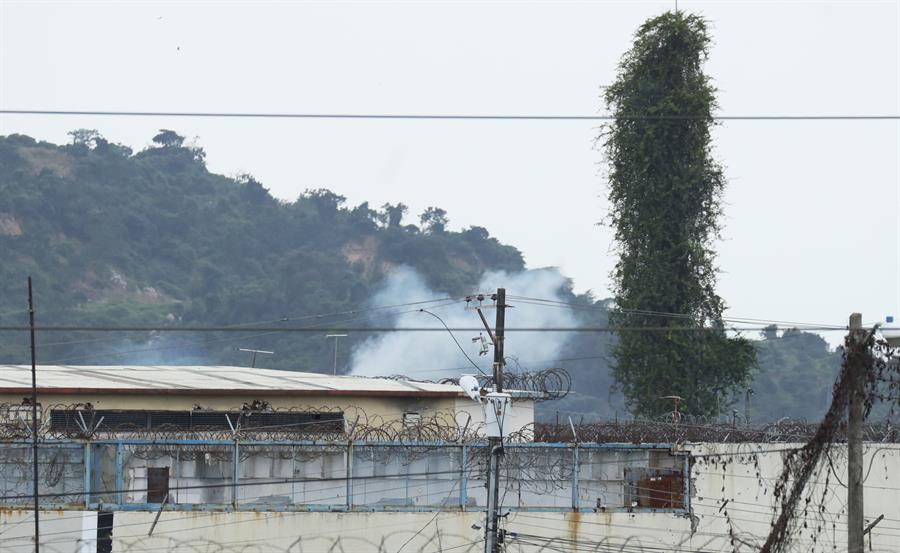 Una columna de humo sobresale de una cárcel de Ecuador, en una fotografía de archivo. EFE/ Jonathan Miranda